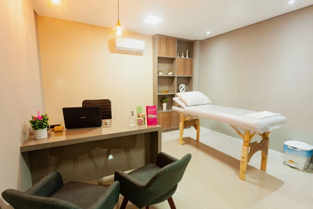 Sala de atendimento da Virtuosa Belém com maca, mesa e prateleiras