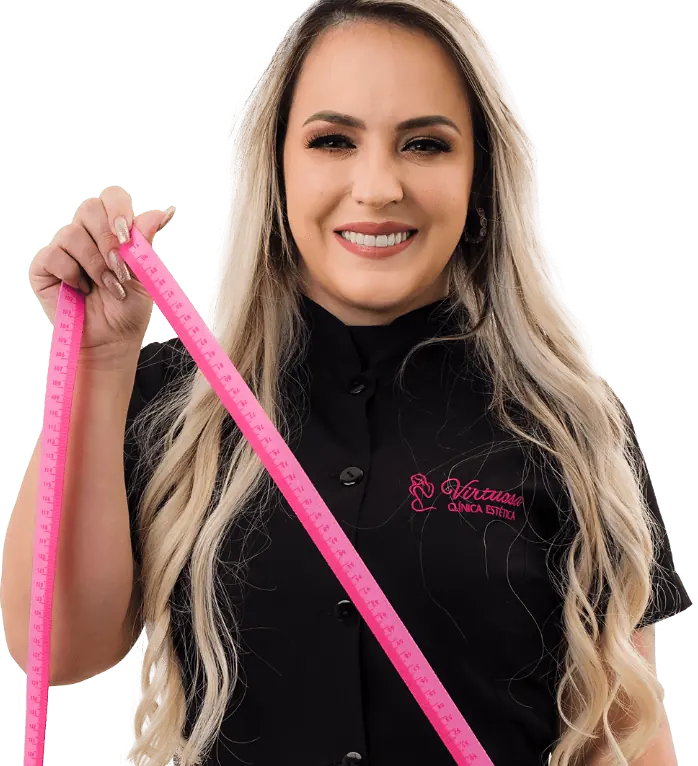 Mary Iaczinski, criadora dos protocolos da rede Virtuosa, segurando uma fita métrica rosa