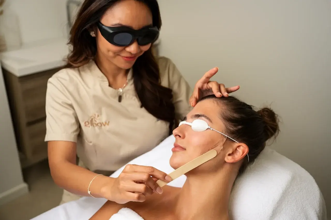 Esteticista com óculos de proteção fazendo um procedimento facial (foto ilustrativa)